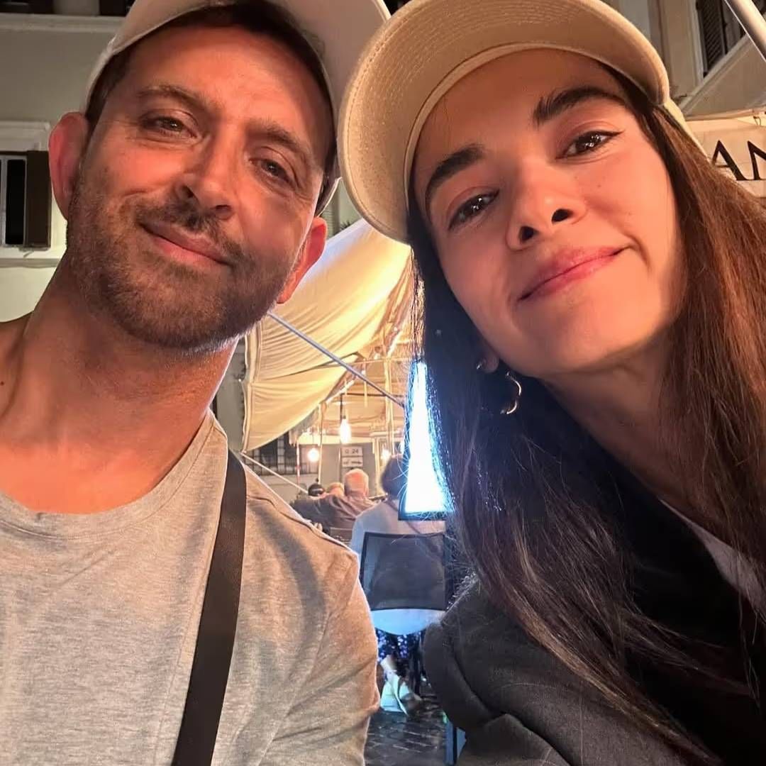 HT सोबत बोलताना सबा आजाद म्हणाली की, वयाच्या 6 व्या वर्षीच माझ्या पालकांनी मला बसवून सांगितलेलं की, बेटा जर तुझी इच्छा नसेल, तर तुला कधी लग्न करण्याची आवश्यकता नाही. आम्हाला तुझ्याकडून काही अपेक्षा नाहीत. माझ्या कुटुंबाने मी कसं जगावं? यासाठी कधीच दबाव टाकला नाही.