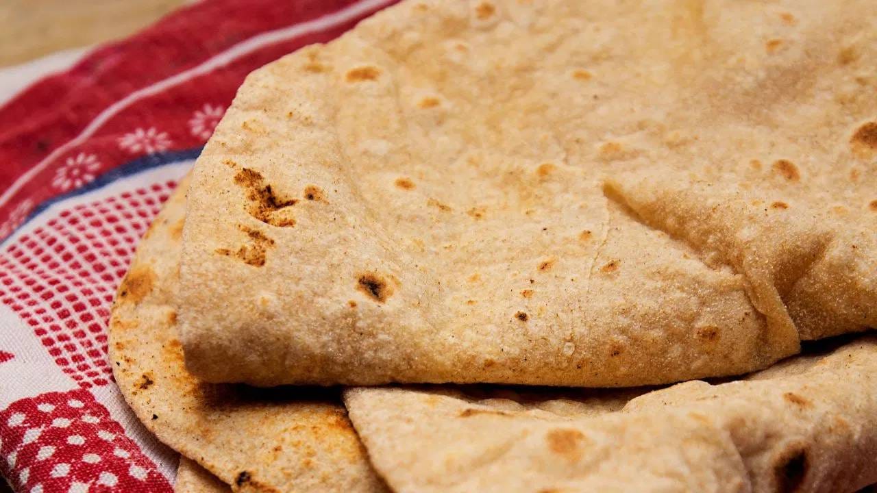 जरी एखाद्या व्यक्तीने निरोगी पदार्थ योग्यरित्या खाल्ले नाहीत तरी ते नुकसान करू शकतात. जेव्हा तुम्ही आदल्या रात्री उरलेली शिळी भाकरी खाता किंवा ती पुन्हा गरम करून खाता, तेआरोग्यासाठी हानिकारक आहे की नाही ते समजून घेऊया. 