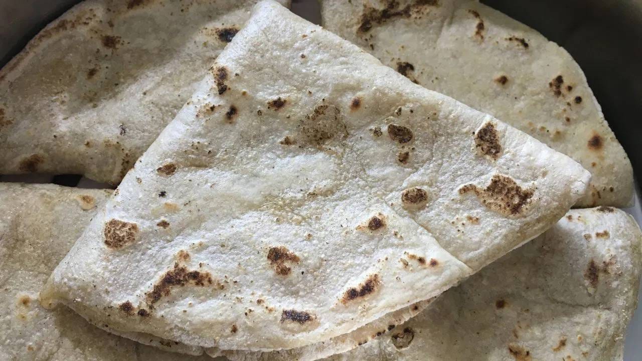 ताज्या बनवलेल्या पोळीमध्ये असलेला ओलावा आणि पोषण हे वारंवार गरम केल्याने कमी होते. म्हणून, रोटी पुन्हा गरम करून खाऊ नये. ( डिस्क्लेमर : या आर्टिकलमध्ये देण्यात आलेली माहिती व उपाय हे उपलब्ध स्रोतावरून देण्यात आलेले आहेत. याच्या तथ्यांबद्दल आम्ही कुठलाही दावा करीत नाही. आमचा याला दुजोरा नाही. ते अवलंबण्यापूर्वी तज्ज्ञांचा सल्ला जरूर घ्यावा.)