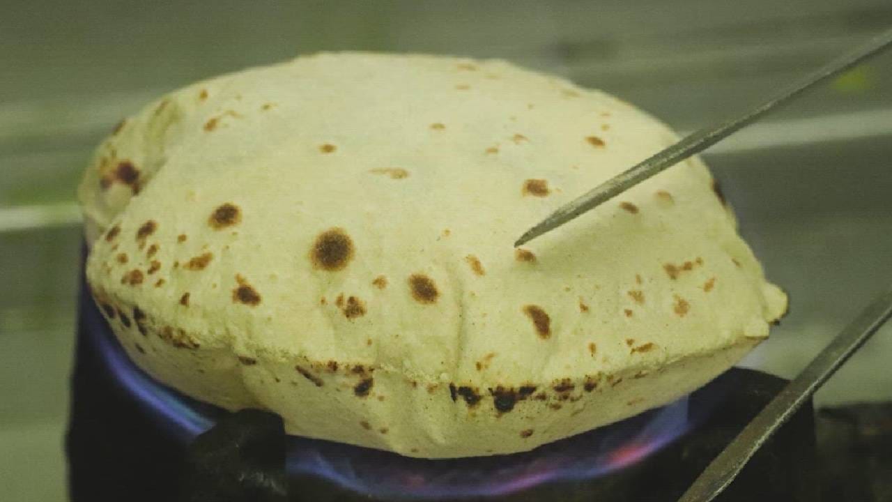 अलिकडेच एका पोषणतज्ञांनी सांगितले की अन्न पुन्हा गरम करण्याची सवय आरोग्यासाठी चांगली नाही. जेव्हा पोळी पुन्हा गरम केली जाते तेव्हा ती कोरडी आणि कडक होते.