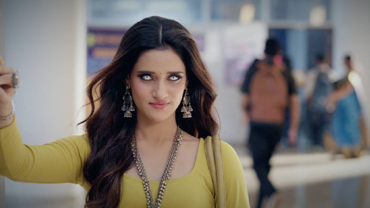 तिला चिरतारुण्याचं वरदान आहे. रुपाने सुंदर असलेली पर्णिका कमालीची स्वार्थी, निर्दयी आणि संधीसाधू आहे. स्वतःचं अस्तित्व आणि सगळ्यांना पायाशी आणण्याची महत्वाकांक्षा यापलिकडे कुठलाही विचार तिच्या मनात कधीच नसतो.