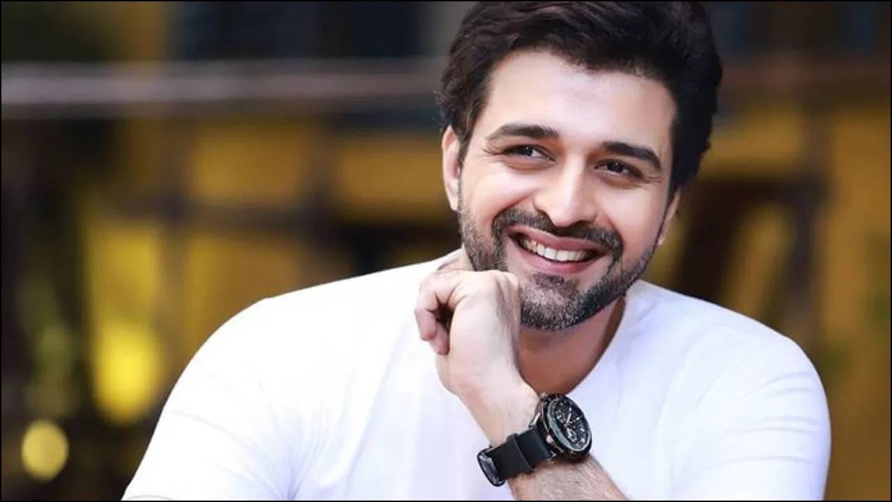 सचिन श्रॉफ - तारक मेहता का उल्टा चष्मा या मालिकेत मुख्य भूमिकेत येण्यापूर्वी, सचिन श्रॉफने वर्षानुवर्षे कठोर परिश्रम आणि असंख्य शोजच्या माध्यमातून इंडस्ट्रीमध्ये स्वतःचे नाव कमावले. 2022 मध्ये त्यांनी या मालिकेत शैलेश लोढा यांना रिप्लेस करून तारक मेहताची भूमिका साकारायला सुरूवात केली. मीडिया रिपोर्ट्सनुसार, 172 कोटी रुपयांच्या एकूण संपत्तीसह सचिन हा शोमधील सर्वात श्रीमंत अभिनेता आहे.