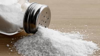 आर्थिक चणचण दूर करण्यासाठी मीठाचा वापर कसा करावा? जाणून घ्या...