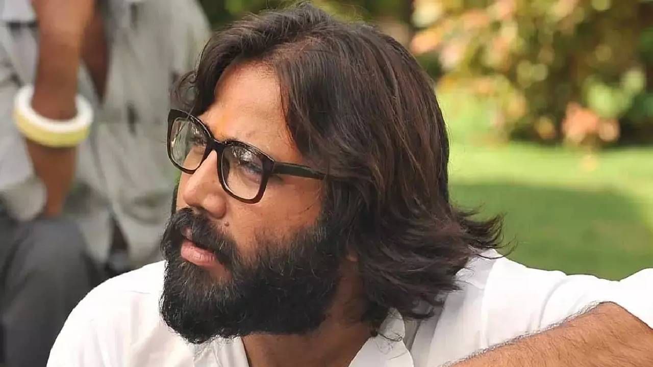 संदीप रेड्डी वांगाने 'स्पिरीट' या चित्रपटासाठी दीपिकाची निवड केली होती. तेव्हा तिने आठ तासांची शिफ्ट आणि मानधन वाढवून मागितलं होतं. यावरून दोघांमध्ये वाद झाला आणि त्यानंतर दीपिकाने प्रोजेक्टमधून माघार घेतली. तेव्हापासून संदीप आणि दीपिका यांच्यात मतभेद आहेत. 
