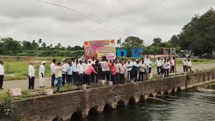 शेतकऱ्यांचे अनोखे आंदोलन! थेट शक्तीपीठचे विसर्जन शेतकऱ्यांचे अनोखे आंदोलन! थेट शक्तीपीठचे विसर्जन