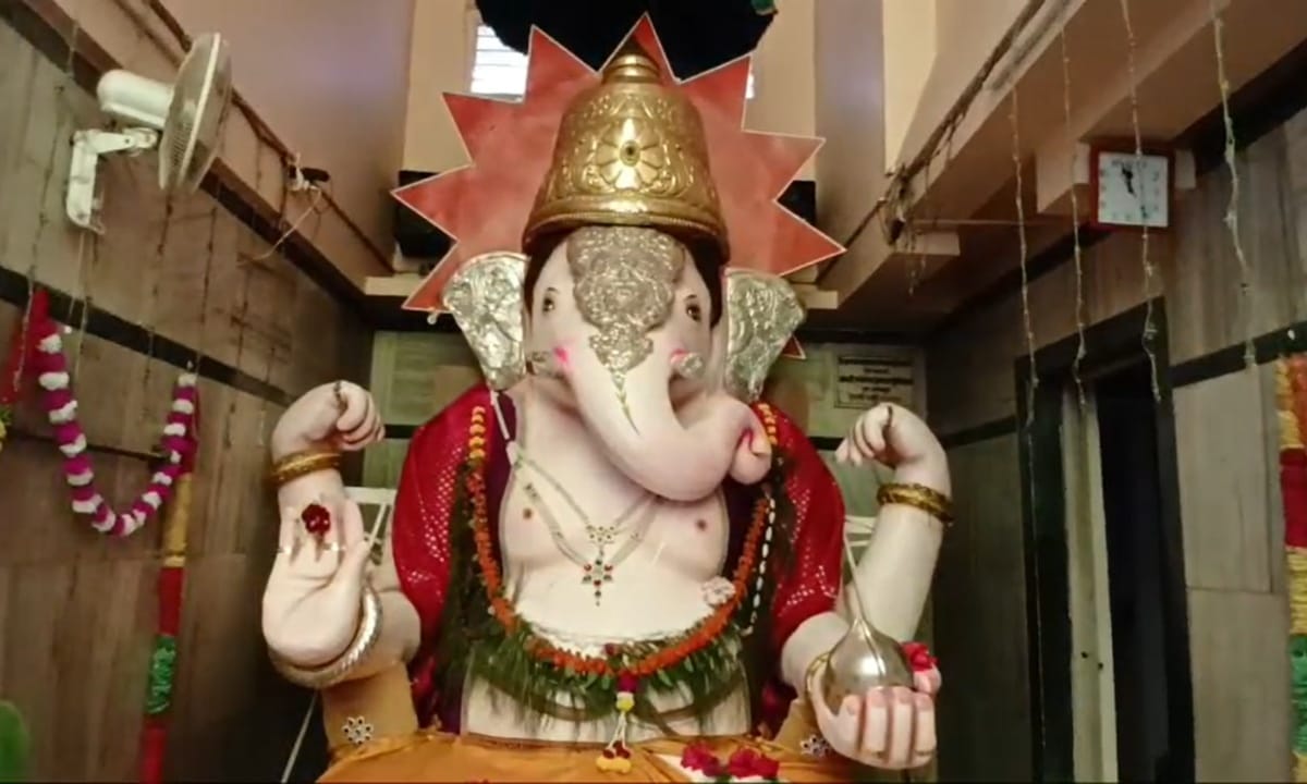 गेल्या 126 वर्षांपासून ही परंपरा अविरतपणे सुरू आहे.कै. राजवैद्य आबासाहेब सांभारे यांनी सुरू केलेली ही प्रथा त्यांची चौथी पिढी आजही जपून आहे.  सांगलीच्या गावभागात असलेल्या सांभारे गणपतीची मूर्ती खूप खास आहे.