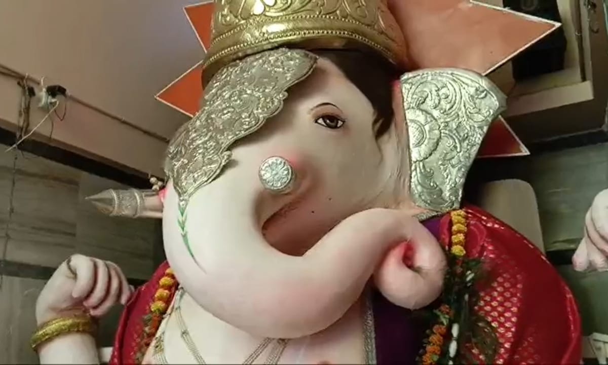 ही मूर्ती 12 फूट उंच आणि 9 फूट रुंद असून आहे. ही मूर्ती संपूर्णपणे पांगिरीच्या लाकडापासून बनवलेली आहे. या मूर्तीचे वजन तब्बल दीड टन आहे. तिच्या सुबक आणि डौलदार रूपामुळे ती गणेशभक्तांमध्ये विशेष प्रसिद्ध आहे.