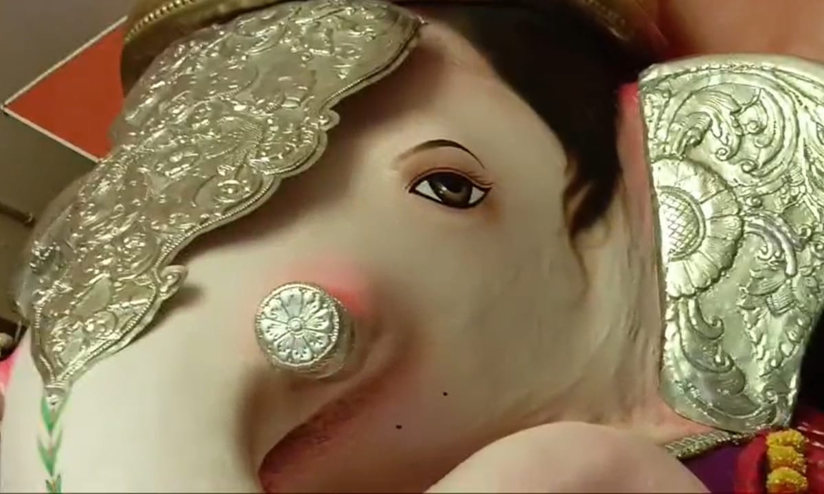 सांभारे गणपतीचे महत्त्व आणि लोकप्रियता इतकी होती की, लोकमान्य टिळकांसारख्या अनेक दिग्गज नेत्यांनी या ठिकाणी येऊन दर्शन घेतले होते. असे म्हणतात की, टिळकांना ही मूर्ती इतकी आवडली होती की त्यांनी ती पुण्याला घेऊन जाण्याची इच्छा व्यक्त केली होती.