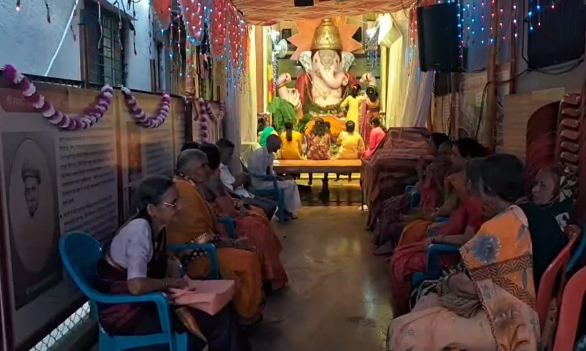 तेव्हापासून, सांभारे कुटुंबाने गणपतीची प्रतिष्ठापना दशमीलाच करायला सुरुवात केली. या गणपतीचे विसर्जन केले जात नाही. मूर्तीला वर्षभर त्याच ठिकाणी ठेवले जाते.