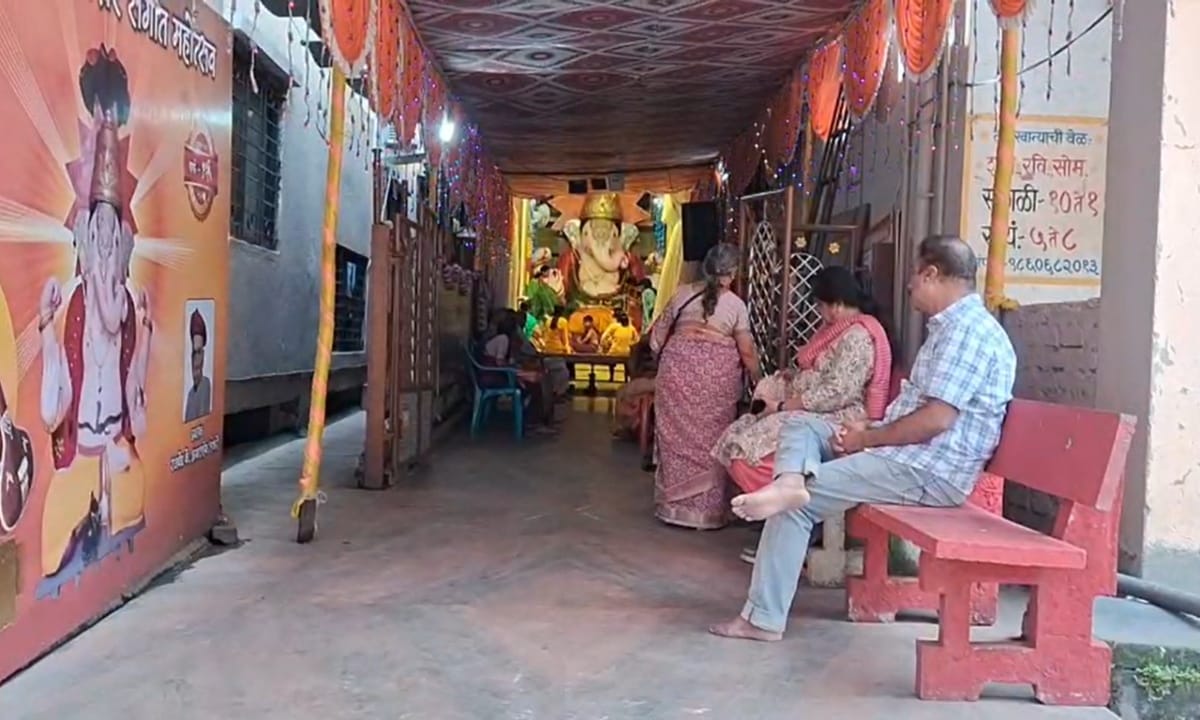 ही परंपरा 1899 साली कै. आबासाहेब सांभारे यांनी सुरू केली. सुरुवातीला येथे शाडूच्या मातीचा गणपती बसवला जात होता. पण एकदा मूर्तीला तडा गेल्यामुळे तिची प्रतिष्ठापना करता आली नाही.