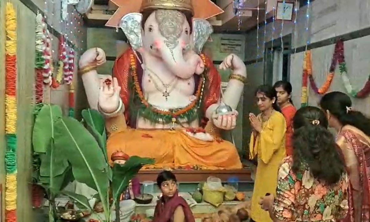 अशा वेळी, ही परंपरा खंडीत होऊ नये म्हणून लाकडाची मूर्ती तयार करण्याचा निर्णय घेण्यात आला. मूर्ती तयार होईपर्यंत वेळ लागला आणि ती दशमीच्या दिवशी पूर्ण झाली.