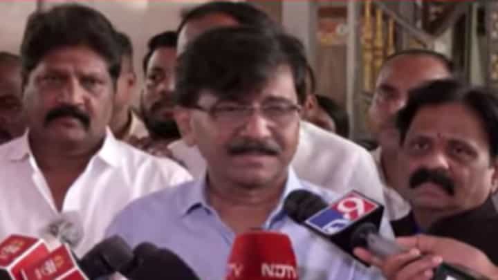 गुजरातला शिंक आली तरी...; संजय राऊतांची मोदी सरकारवर टीका गुजरातला शिंक आली तरी...; संजय राऊतांची मोदी सरकारवर टीका