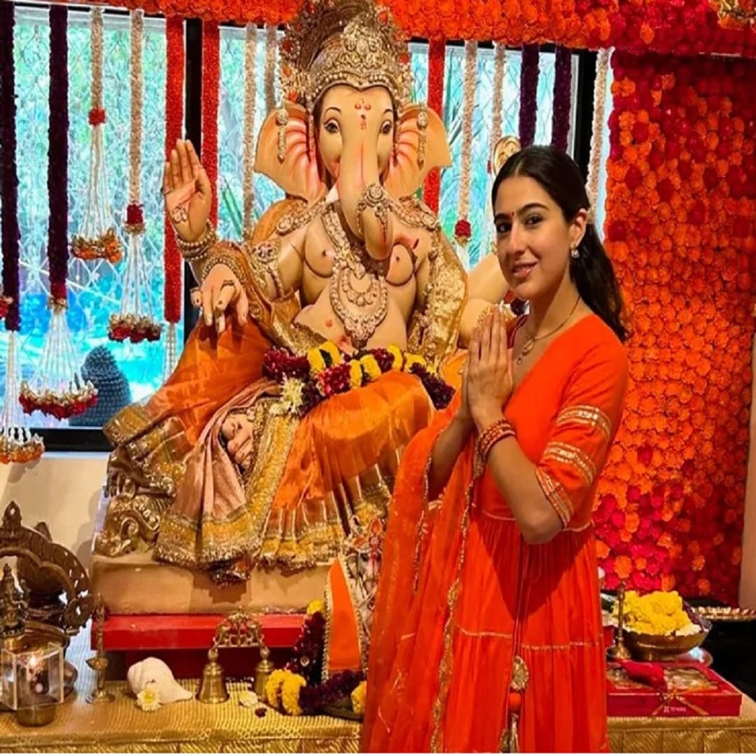 सारा अली खान : सैफ अली खानची लाडकी लेक तथा अभिनेत्री सारा अली खान, अनेकदा केदारनाथ आणि वैष्णो देवीच्या दर्शनासाठी जाते. सारा दरवर्षी गणपती बाप्पाचं थाटामाटात स्वागत करते.