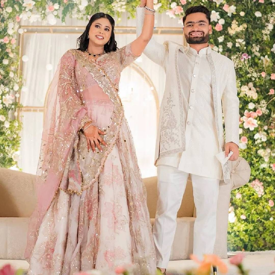 रिंकू सिह दमदार फलंदाजीसाठी ओळखला जातो. काही महिन्यांपूर्वी त्याचा खासदार प्रिया सरोजसोबत साखरपुडा झाला. त्याचे फोटो त्यांनी सोशल मीडियावर शेअर केले. प्रियाची स्टाइल खूप सुंदर आहे. एथनिक लूकमध्ये ती सुंदर दिसत होती. तुम्ही सुद्धा तिच्या या लूककडून आयडिया घेऊ शकता.( Credit : rinkukumar12 )