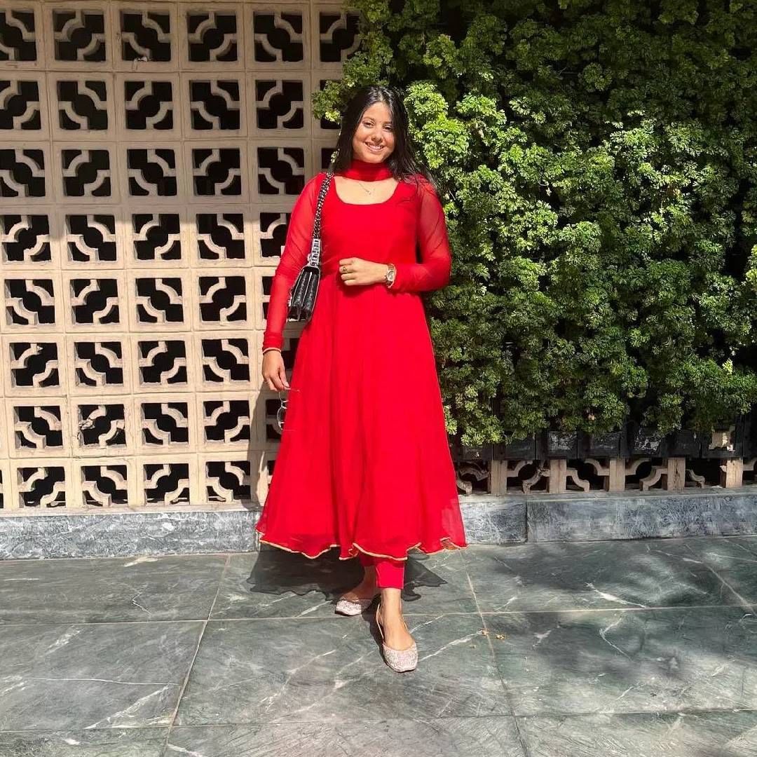 या रेड कलरच्या अनारकली सूटमध्ये प्रियाचा लुक क्लासी वाटतोय. तिने ब्लॅक कलरची बॅग कॅरी केलीय. सोबतच मिनिमल मेकअपसोबत बूट घातलेत.तुम्ही सुद्धा तिच्या या लूकमधून आयडीया घेऊ शकता.  ऑफिस आणि कॉलेज दोन्ही ठिकाणी अशा प्रकारचा सूट बेस्ट आहे.  