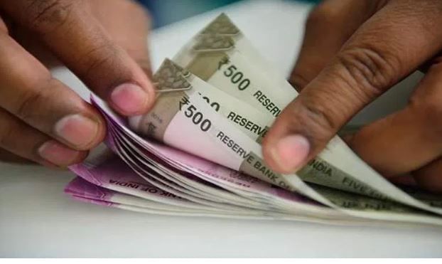 अशा स्थितीत रोजची महत्त्वाची कामे करण्यासाठीच पैसे शिल्लक नसल्यामुळे गुंतवणूक कशी करायची? पैसे कसे वाचावायचे? असा प्रश्न बहुसंख्य नोकरदारांपुढे उभा राहतो. मात्र पैसे वाचवायचे असतील, गुंतवणूक करायची असेल तर एक फॉर्म्यूला तुमची मदत करू शकतो. 