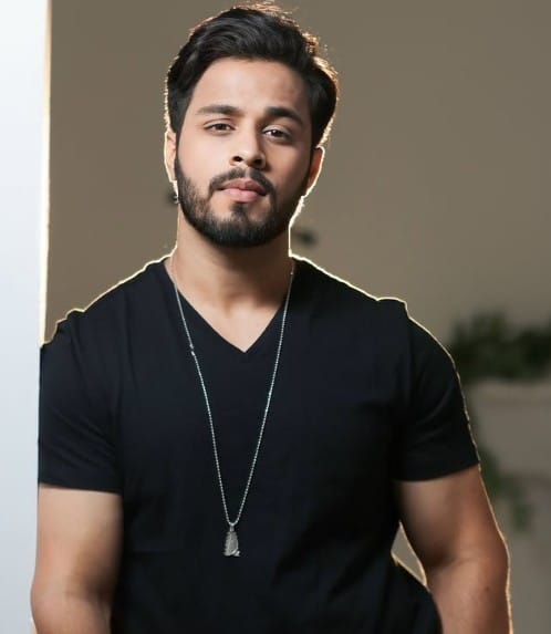 यावेळी वाईल्ड कार्ड एन्ट्री म्हणून गायक आणि कंपोजर साहजेब तेजानी हादेखील बिग बॉसच्या घरात प्रवेश करणार असल्याचे बोलले जात आहे. शाहजेब याचे आतापर्यंत झी म्यूझिक कंपनीसोबत अनेक इंग्रजी, हिंदी गाणे आलेले आहेत. त्याने याआधी पॅरिस फॅशन विकसारख्या ठिकाणी मॉडेलिंगही केलेले आहे. त्यामुळे तोही बिग बॉसमधील दमदार स्पर्धक असेल असे म्हटले जात आहे. 