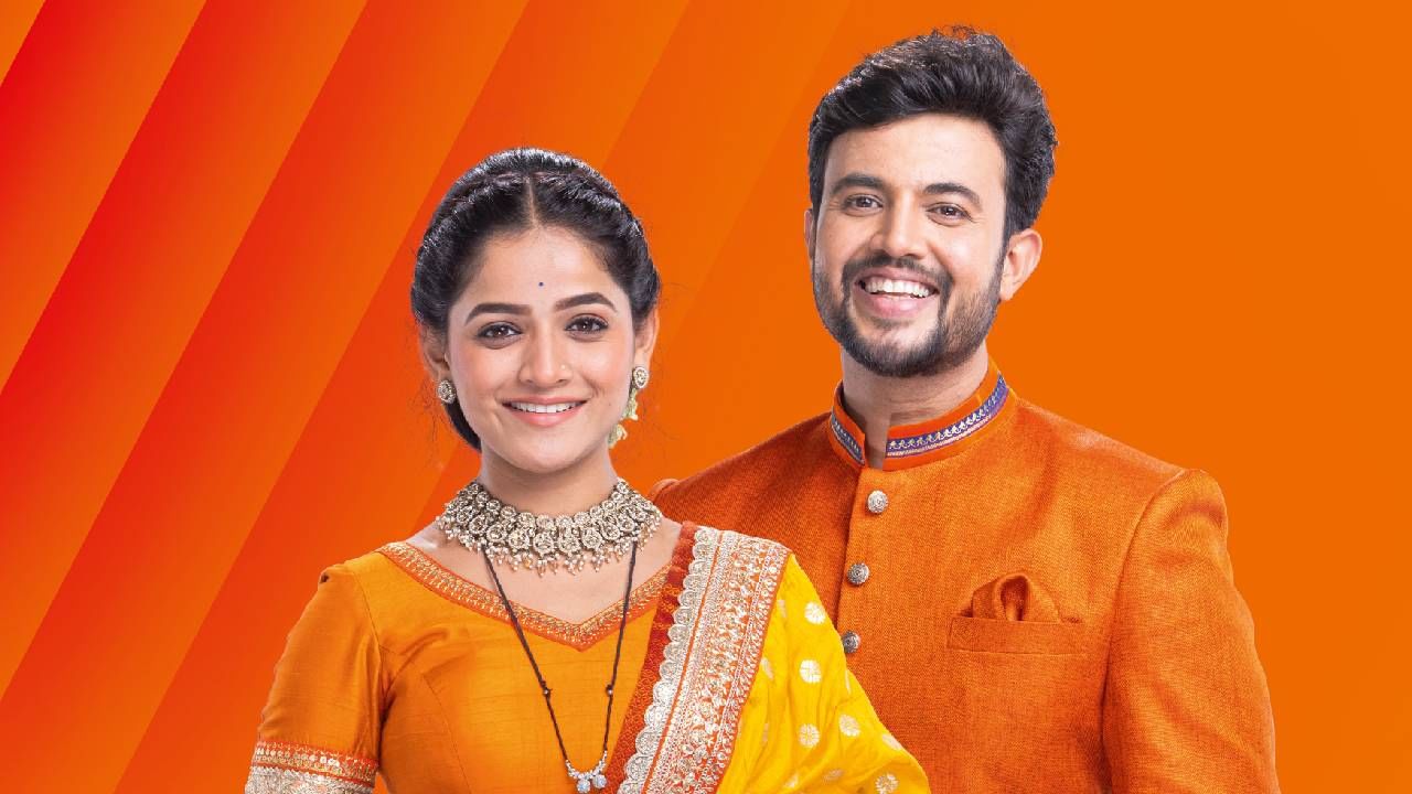 अहिल्या थेट पारूला सामोरी जात विचारते, “तुला वाटतं का, तू किर्लोस्कर घराची सून होण्यासाठी योग्य आहेस?” यावर पारू अत्यंत नम्रपणे आणि आत्मविश्वासाने उत्तर देते  “नाही… पण मी माझं सर्वस्व देऊन त्यासाठी स्वतःला पात्र बनवेन.” 
