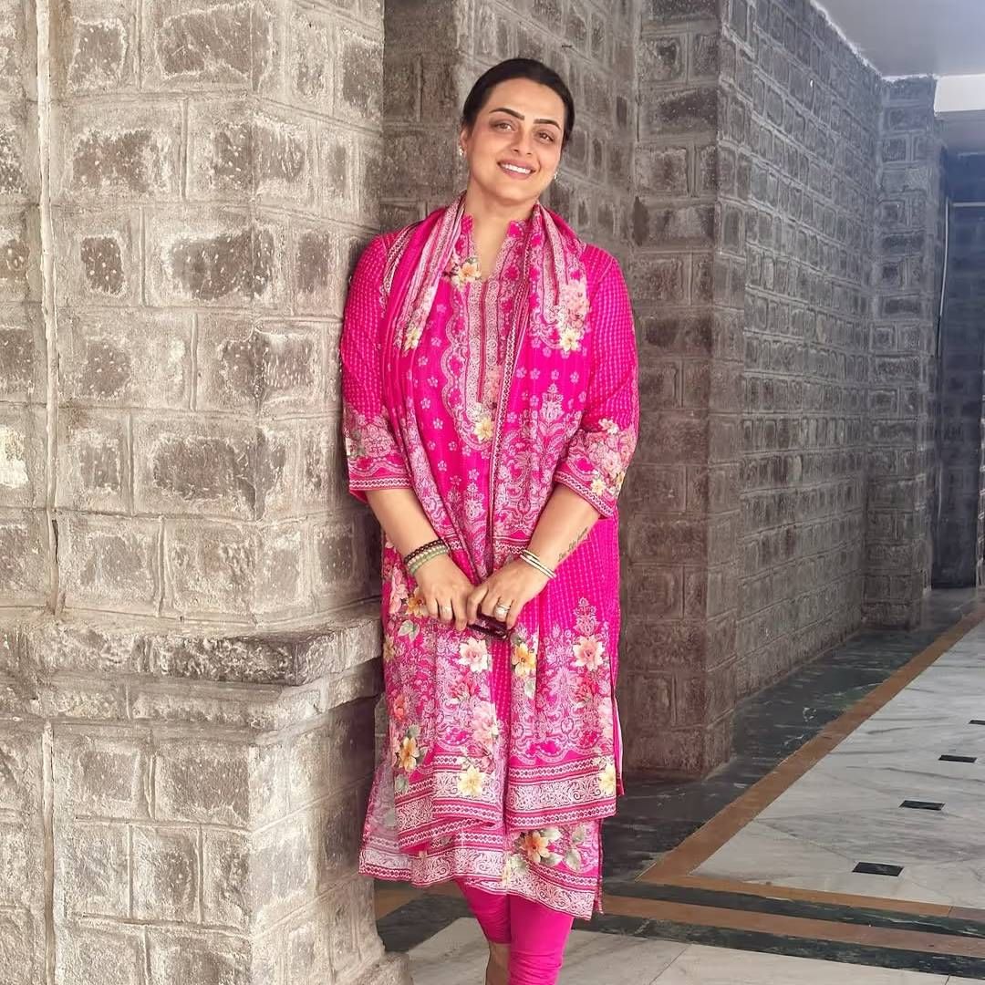  माहित नाही ही चर्चा कशी सुरु झाली, माझं आणि सचिनच अफेअर आहे. एक न्यूज पेपरने हे लिहिलेलं. त्यानंतर मला कोणी या बद्दल विचारलं नाही. आता लोक जास्त विचारतात, मी सर्वांनाच हेच सांगते की आमच्या दोघांमध्ये काही नव्हतं. त्या एका भेटीनंतर मी सचिनला कधी भेटली नाही असं शिल्पा शिरोडकरने सांगितलं. 