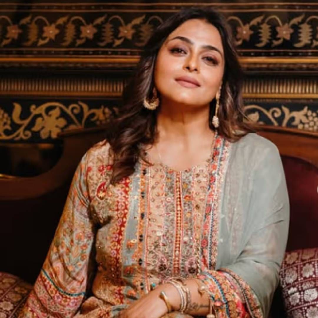 माझा चुलत भाऊ आणि सचिन सोबत क्रिकेट खेळायचे. सचिन मोठा स्टार होता. माझा चित्रपट नुकताच रिलीज झालेला. मी माझ्या चुलत भावाला बोललेली की, मला सचिनला भेटायचं आहे असं शिल्पा शिरोडकरने सांगितलं. चुलत भाऊ बोलला ठीक आहे, चल सचिनला भेटूया. त्यावेळी सचिन माझ्या चुलत भावाच्या घरी त्याला भेटायला आलेला, त्यावेळी मी तिथे होती. मी खूप एक्सायटेड होती असं शिल्पा म्हणाली. 