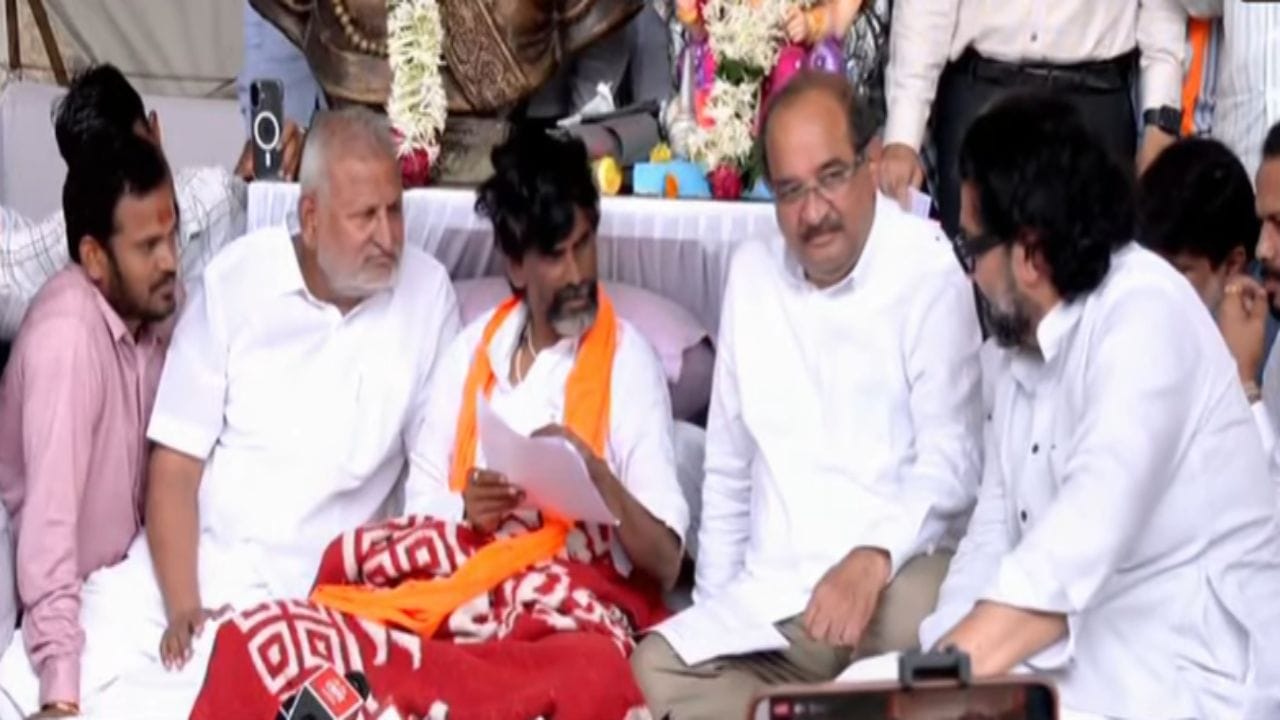 उदय सामंतांची स्टेजवरच सही, शिवेंद्र राजेंचा शब्द अन् विखे पाटलांची शिष्टाई; मनोज जरांगे आंदोलन संपवणार? उदय सामंतांची स्टेजवरच सही, शिवेंद्र राजेंचा शब्द अन् विखे पाटलांची शिष्टाई; मनोज जरांगे आंदोलन संपवणार?