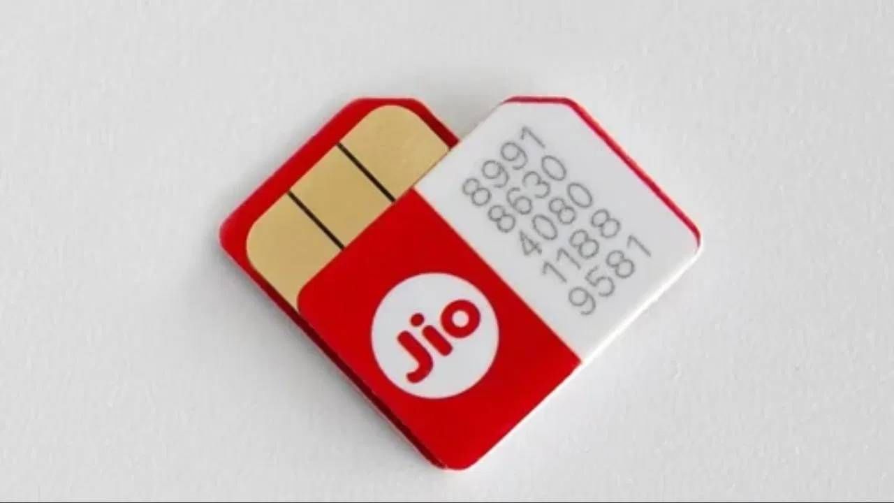 Reliance Jio : e-SIM सेवेचा लाभ घेण्यासाठी, रिलायन्स जिओ वापरकर्त्यांनी त्यांच्या फोन सेटिंग्जमध्ये त्यांचा 32-अंकी EID आणि 15-अंकी IMEI क्रमांक प्रविष्ट करणे आवश्यक आहे. त्यानंतर, "GETESIM <32-अंकी ईआयडी><15-अंकी आयएमईआय>" टाइप करून 199 वर मेसेज संदेश पाठवा. त्यानंतर तुम्हाला तुमच्या रसिस्टर्ड ईमेल आयडीवर 19 अंकी व्हर्च्युअल ई-सिम नंबर मिळेल. त्यानंतर तुम्ही 199 वर "SIMCHG <19-अंकी ई-सिम नंबर>" असा मेसेज पाठवा. ई-सिम विनंती प्रक्रिया झाल्यानंतर, तुम्हाला सुमारे दोन तासांच्या आत त्याबद्दल मेसेज मिळेल.