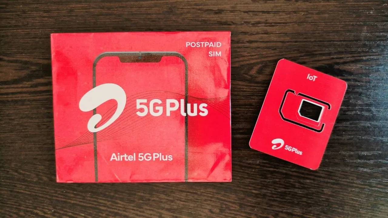 Airtel :  जर तुम्ही एअरटेल यूजर असाल, तर तुम्हाला प्रथम "eSIM रजिस्टऱ् ईमेल पत्ता" असा मजकूर असलेला SMS 121 वर  पाठवावा लागेल. त्यानंतर, एक मेसेज येईल आणि तुम्हाला तुमच्या eSIM विनंतीची पुष्टी करण्यासाठी "1" ने उत्तर द्यावे लागेल. त्यानंतर तुम्हाला तुमची ओळख पटवण्यासाठी एअरटेलच्या प्रतिनिधीला कॉल करावा लागेल आणि ई-सिमचा QR कोड तुमच्या रजिस्टर्ड ईमेल पत्त्यावर पाठवला जाईल. हा QR कोड स्कॅन करून, तुम्ही ई-सिम वापरण्यास सुरुवात करू शकाल.