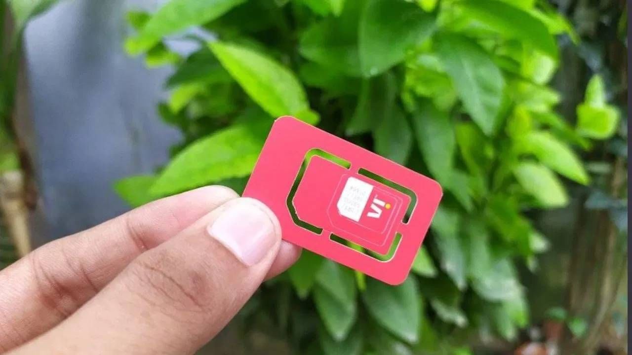 Vodafone-Idea : Vi युजर्सना त्यांच्या मोबाईल नंबरवरून "eSIM रजिस्टर्ड ईमेल आयडी" टाइप करून 199 वर मेसेज पाठवावा लागेल. मेसेजची कन्फर्म केल्यानंतर, eSIM चा QR कोड त्यांच्या रजिस्टर्ड ईमेल पत्त्यावर पाठवला जाईल. हा QR कोड डिव्हाइसच्या नेटवर्क सेटिंग्जमध्ये प्रवेश करण्यासाठी आणि eSIM वापरण्यास सुरुवात करण्यासाठी वापरला जाऊ शकतो.