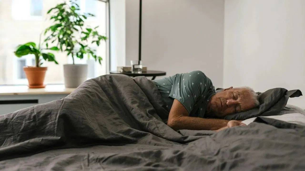 वृद्ध लोकांसाठी झोप आवश्यक असते. 65 च्या पुढील लोकांनी रात्री 9 ते 10 च्या दरम्यान झोपणे आरोग्यासाठी चांगले ठरते. आठ तासांची झोप ही त्यांच्या आरोग्यासाठी फायद्याची ठरते. सकाळी लवकर उठून चालणे फायदेशीर ठरते. 