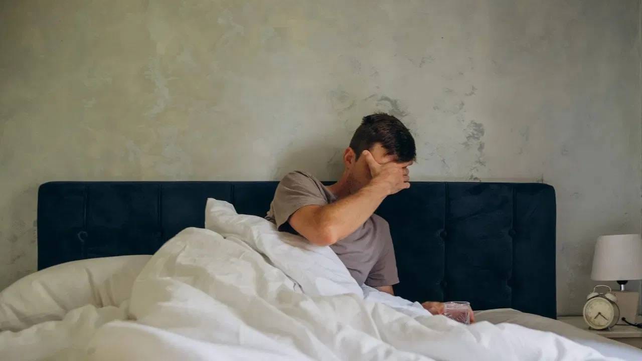 13 ते 18 वयोगटातील मुलांसाठीही झोप महत्वाची ठरते. बऱ्याचदा अभ्यासाच्या नादात ही मुले रात्रभर जागतात. मात्र, त्यांच्या आयोग्यासाठी हे धोकादायक आहे. रात्री 10. ते 11.30 पर्यंत या वयातील मुलांनी झोपणे आवश्यक आहे. 