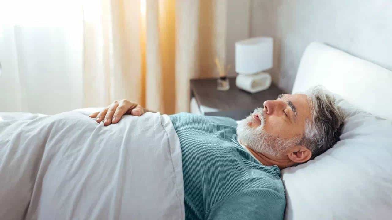मानवी आरोग्यासाठी झोप ही अत्यंत महत्वाची आहे. पुरेशी झोप न झाल्याने आरोग्याच्या अनेक समस्या निर्माण होतात. लहान असो किंवा वयस्कर प्रत्येकासाठी झोप महत्वाचीच ठरते. पुरेशी झोप मिळाल्याने शरीराला अनेक फायदे होतात. आरोग्याच्या अनेक समस्यांचे आैषध झोप आहे.