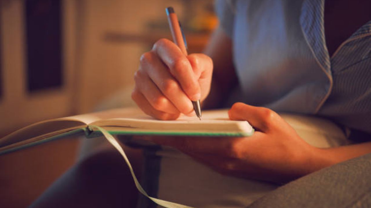 ​सकारात्मक गोष्टी लिहा​: झोपण्यापूर्वी दररोज डायरीत एक चांगले काम किंवा आनंदाचा क्षण लिहा. यामुळे तुमच्या मनात मनात आत्मविश्वास निर्माण होईल. 