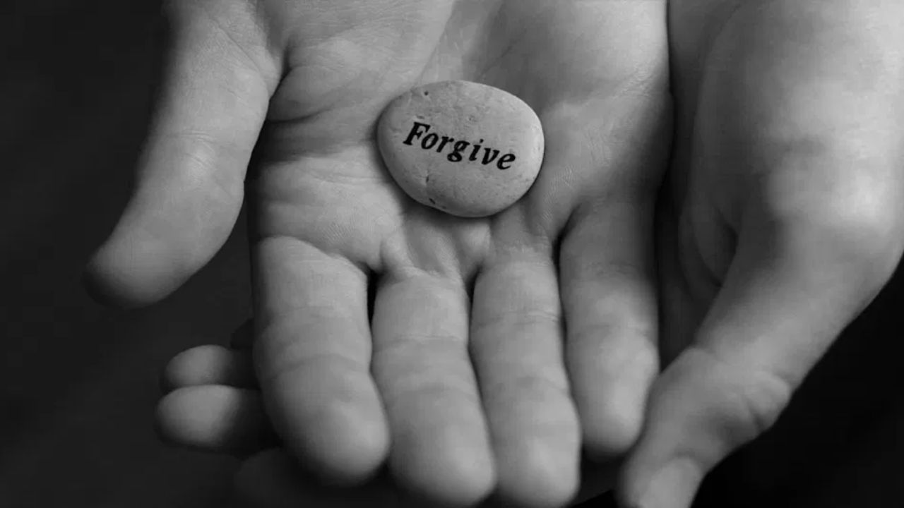 ​माफी मागा - झोपण्यापूर्वी माफी मागा आणि इतरांनाही माफ करा. असे केल्याने तुमचे मन हलके होईल आणि नशिबाचे नवीन दरवाजे उघडतील. 