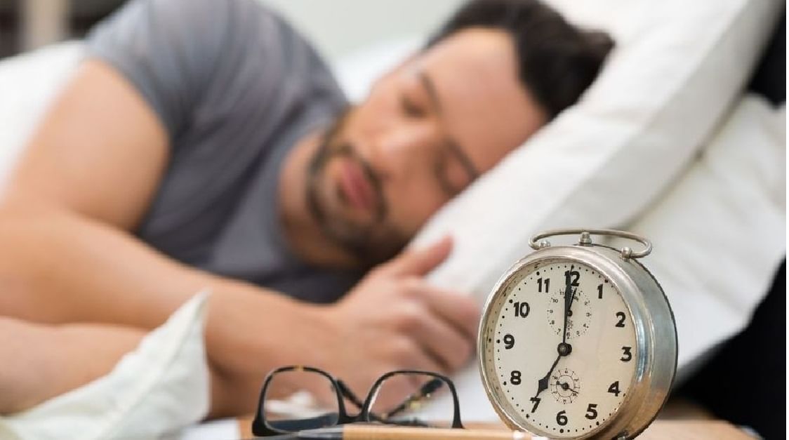 झोपेची कमतरता मेंदूसाठी दारुपेक्षाही खतरनाक, तज्ज्ञांचा सल्ला काय ?