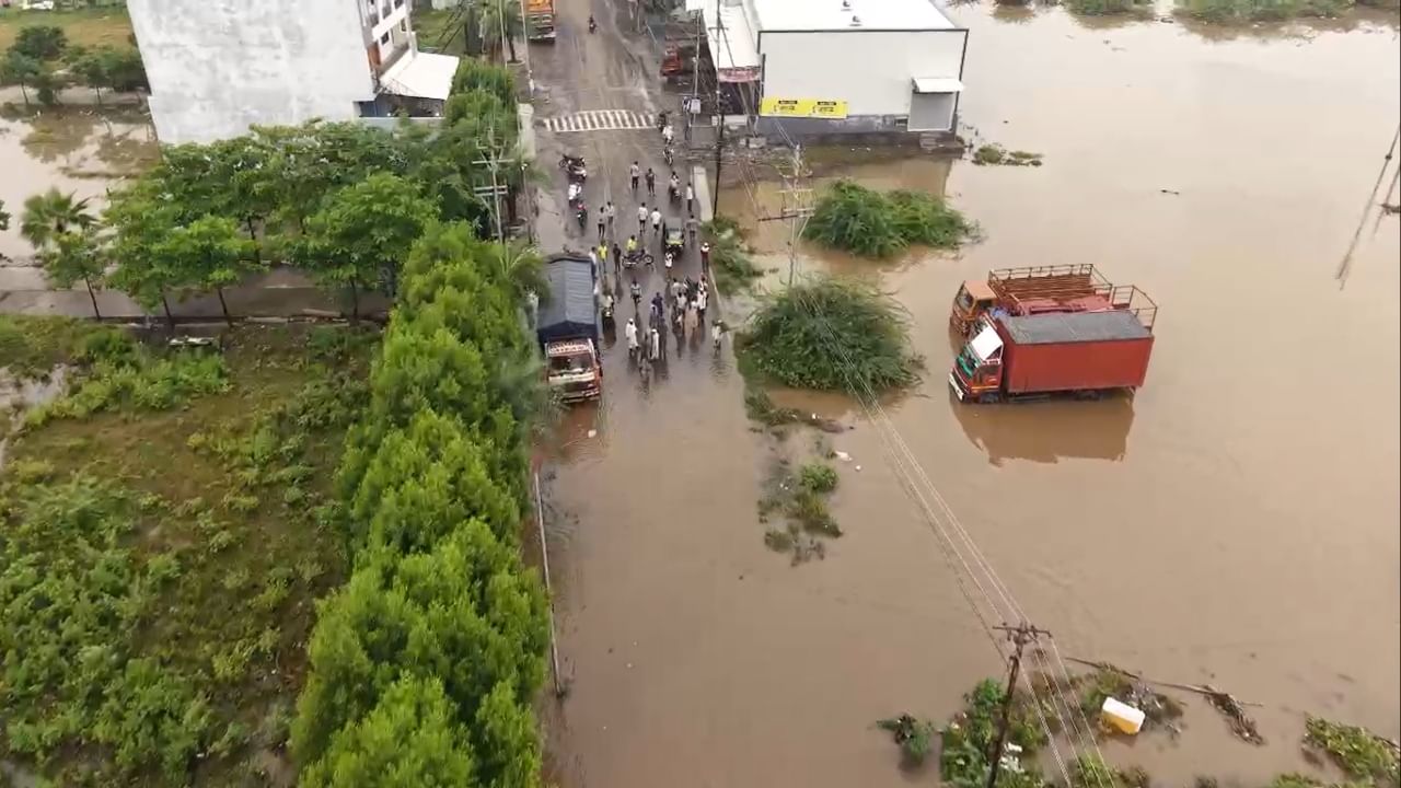 सोलापूर धुळे राष्ट्रीय महामार्गावर पाणी साचल्याने वाहतूक पूर्णपणे ठप्प झाली आहे. सोलापुरात रात्रभरात तब्बल ११८ मिलीमीटर पावसाची नोंद झाली आहे. यामुळे नागरिकांच्या घरांमध्ये पाणी शिरले आहे. तर गाड्याही पाण्याखाली गेल्या आहेत.