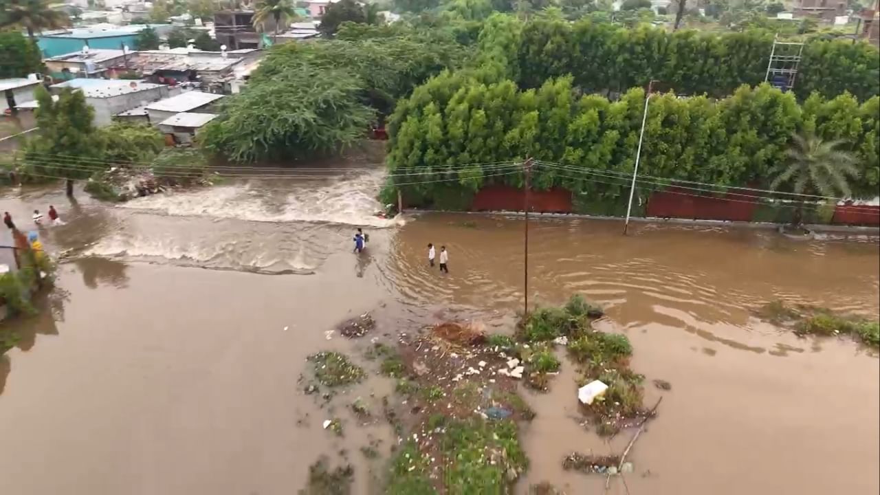 या पूरग्रस्त भागांची पाहणी करण्यासाठी सोलापूर महापालिका आयुक्त डॉ. सचिन ओम्बासे यांनी तातडीने पाहणी दौरा केला. त्यांनी नागरिकांना धीर देत तातडीने मदत पोहोचवण्याचे आदेश दिले.ज्या नागरिकांच्या घरात पाणी शिरले आहे, त्यांना आर्थिक मदत दिली जाईल, असे त्यांनी सांगितले. तसेच, शहरातील पूर्व भागातील शाळांना आज सुट्टी जाहीर करण्यात आली आहे.