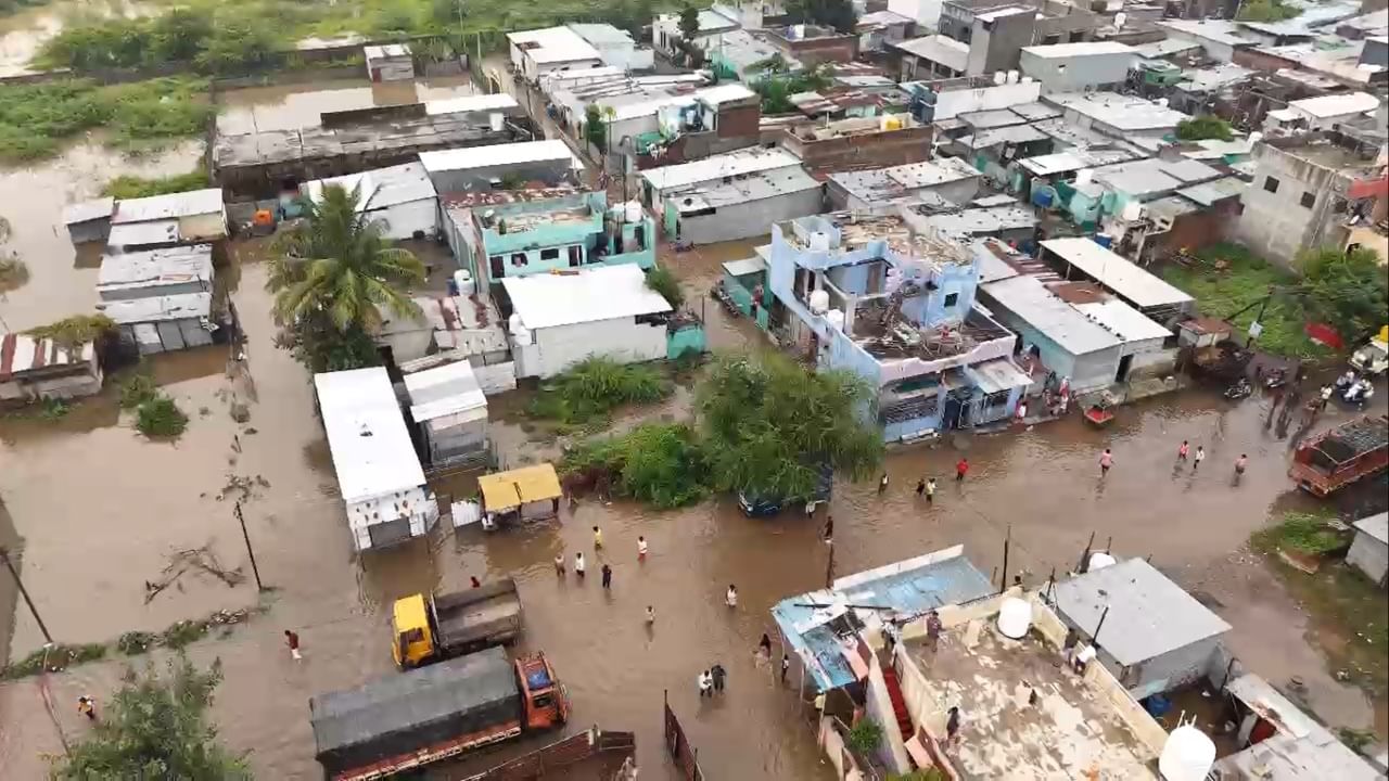 सोलापूर शहरातील शेळगी भागासह अनेक ठिकाणी नागरी वस्त्यांमध्ये पाणी साचल्याचे भयावह चित्र समोर आले आहे. ड्रोन कॅमेऱ्यातून टिपलेल्या या दृश्यांमध्ये पावसाचा हाहाकार स्पष्टपणे दिसत आहे. सोलापुरातील अनेक घरांमध्ये २ ते ३ फूट पाणी साचल्याने रात्रीच्या वेळी नागरिकांची मोठी तारांबळ उडाली.