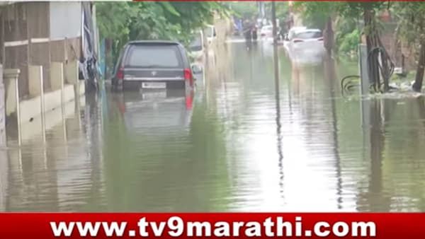 सोलापुरात मुसळधार, रस्त्यावर पाणी, वाहनं पाण्याखाली