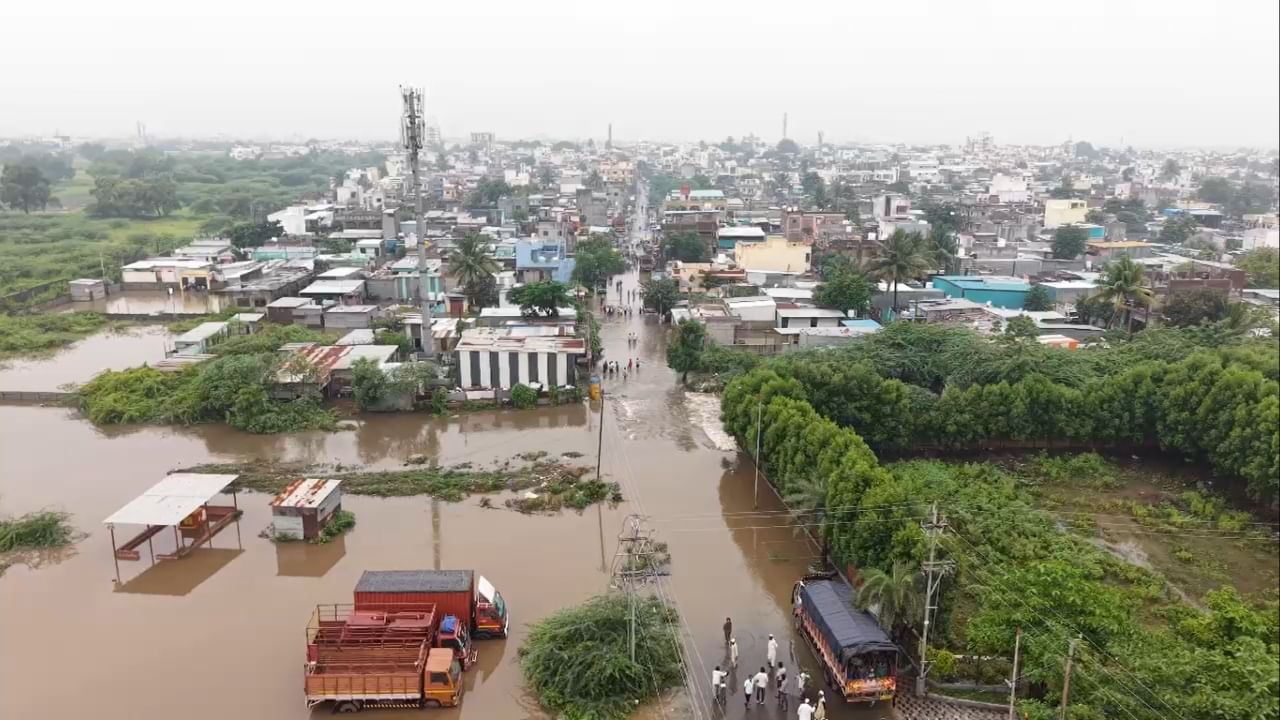 सोलापुरात काही ठिकाणी हायवेची कामे झाली आहेत, पण क्रॉसलाईन न टाकल्यामुळे ही गंभीर परिस्थिती उद्भवली. यावर उपाय म्हणून लवकरच अतिक्रमणविरोधी मोहीम राबवण्यात येणार असल्याचे त्यांनी सांगितले.
