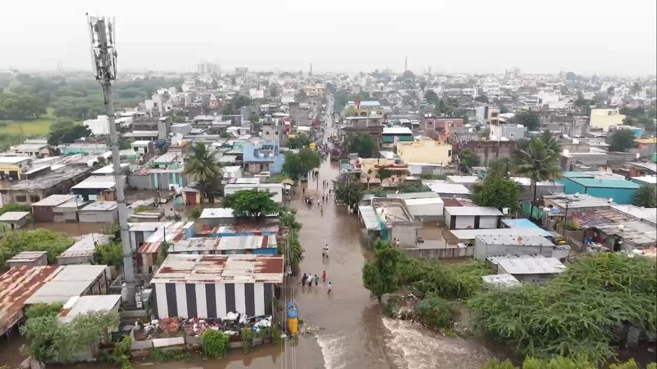 अक्कलकोट रोडवरील एका टॉवेल कारखान्याच्या मालकाने सांगितले की, नवीन रस्त्याचे काम झाल्यामुळे पाणी साचायला सुरुवात झाली. यासंदर्भात त्यांनी यापूर्वीच महापालिकेकडे तक्रार केली होती, मात्र प्रशासनाने दुर्लक्ष केले. यामुळे त्यांच्या कारखान्यातील सुमारे २५ लाख रुपयांचा माल पाण्यात वाहून गेला आहे. 