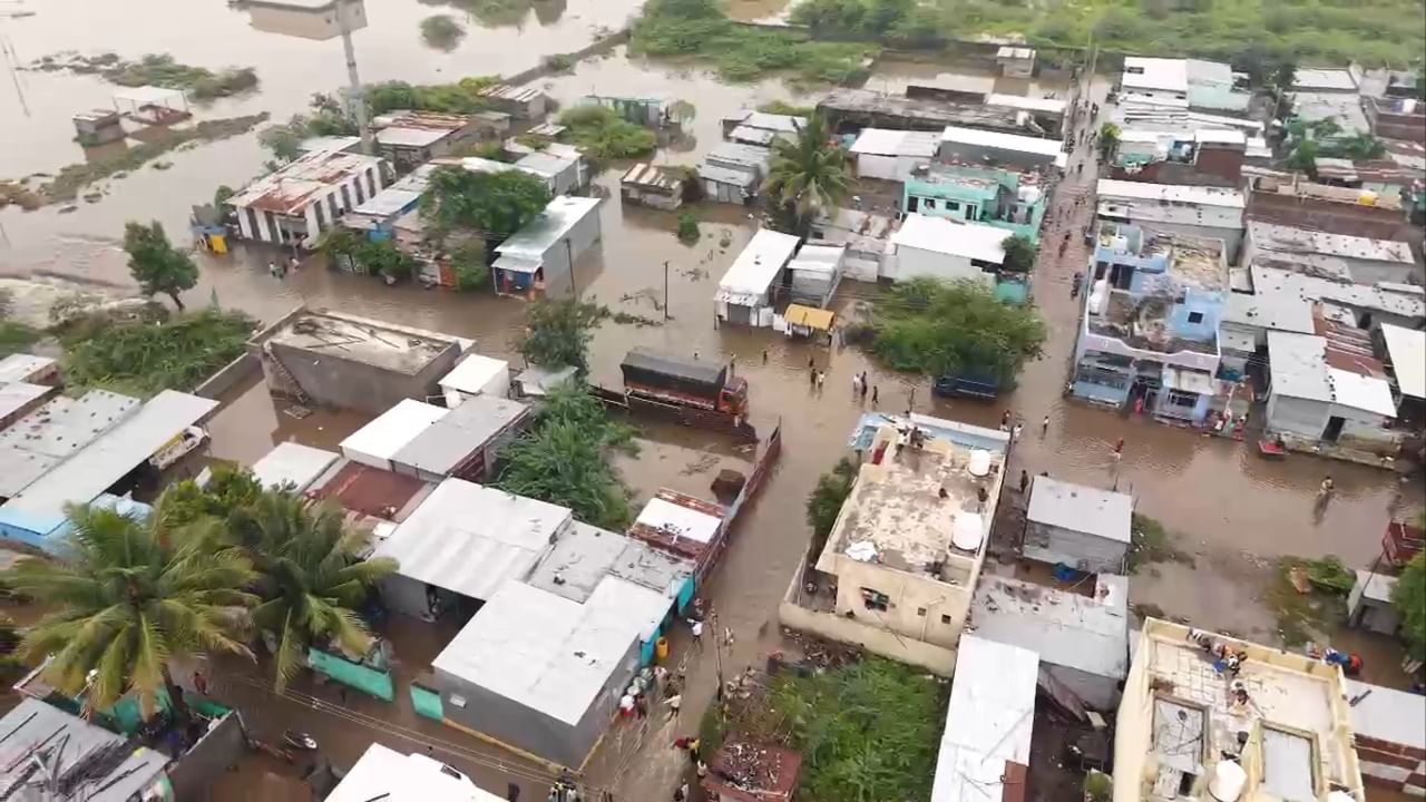 तसेच या ठिकाणी रात्रभर मुसळधार पाऊस झाल्याने घरातील धान्य आणि इतर सामानही पूर्णपणे भिजले आहे. शहरातील काही ठिकाणी मोठ्या प्रमाणात अतिक्रमणे झाली आहेत, ज्यामुळे पाण्याचा निचरा होण्यात अडथळे येत आहेत, अशी प्रतिक्रिया महापालिका आयुक्तांनी दिली.