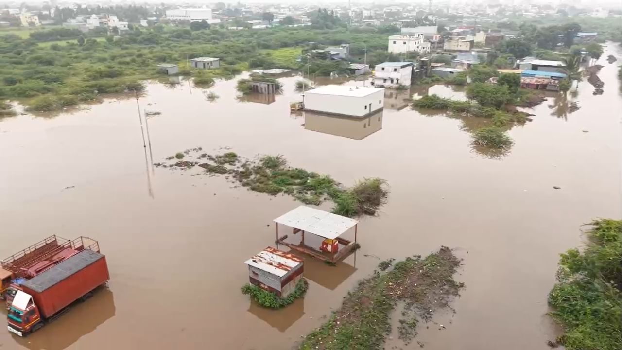 अक्कलकोट रोड परिसरातील वज्रेश्वरी नगर आणि २५६ गाळा परिसरातील नागरिकांच्या घरातही पाणी शिरले आहे. या भागातील टॉवेल आणि विडी कारखान्यांमध्येही ५-६ फूट पाणी साचल्याने मोठे नुकसान झाले आहे.