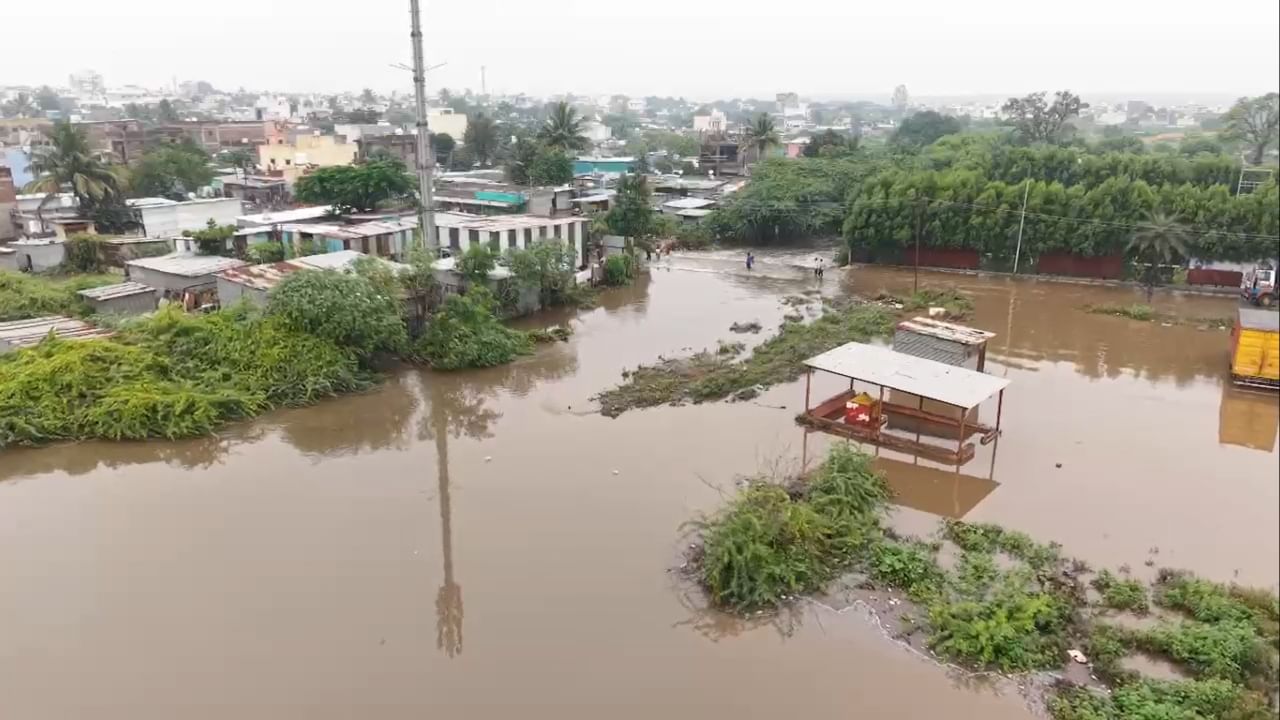 गेल्या २४ तासांपासून सोलापूर शहरात मुसळधार पाऊस कोसळत आहे. या मुसळधार पावसाने सोलापूर शहरात हाहाकार माजवला आहे. सोलापुरात ढगफुटीसदृश पाऊस झाल्याने शहराच्या अनेक भागांत पूरस्थिती निर्माण झाली आहे.