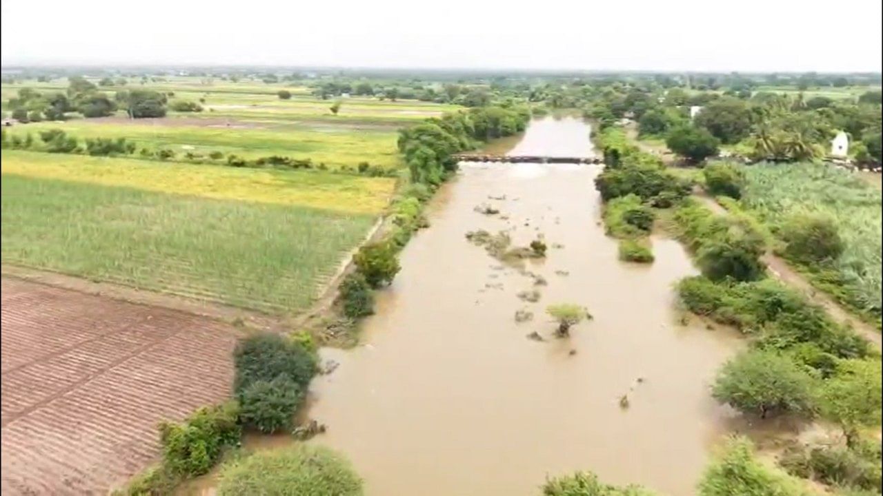 सोलापूरच्या अनेक गावातील प्राथमिक आरोग्य केंद्र, अंगणवाडी आणि अनेक घरांमध्ये पुराचे पाणी शिरले आहे. गावातील प्रसिद्ध नरसिंह मंदिरही पूर्णपणे पाण्याखाली गेले आहे. या महापुरामुळे जनजीवन विस्कळीत झाले असून स्थानिक प्रशासनाकडून मदतकार्य सुरू आहे.