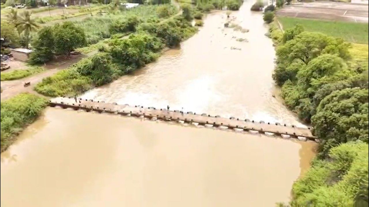 या पाण्याखाली सोयाबीन, उडीद, मका, कांदा आणि ऊस यांसारखी पिके पूर्णपणे बुडाली आहेत. यामुळे शेतकऱ्यांचे मोठे नुकसान झाले आहे. तसेच कांदलगावामध्ये परिस्थिती अधिक गंभीर आहे.