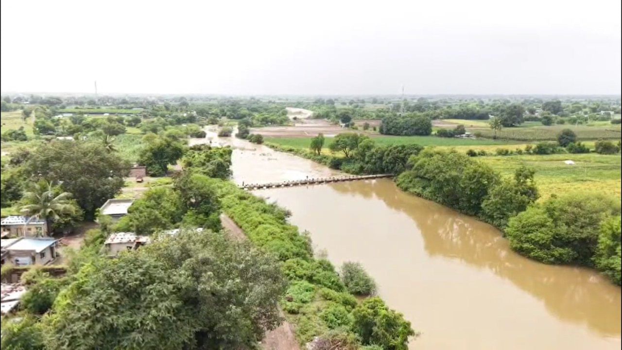 महापुराचे पाणी नदीपात्रातून बाहेर पडून आगळगाव, खडकलगाव, मांडेगाव, बेलगाव, देवगाव, धस पिंपळगाव आणि कांदलगाव या गावांमध्ये शिरले आहे. त्यामुळे शेतांमध्ये पाच ते सात फूट पाणी साचले आहे.