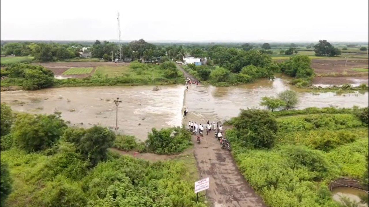 चांदनी नदीला महापूर आल्याने मांडेगाव, कांदलगाव, देवगावसह जवळपास आठ गावातील हजारो हेक्टरवरील पिके पाण्याखाली गेली आहेत. तसेच या परिसरातील अनेक लघु प्रकल्प हे भरले आहेत.