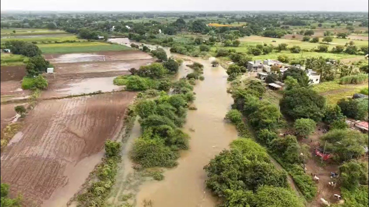 सोलापूरच्या बार्शी तालुक्यातील बालाघाटात मुसळधार पाऊस होत आहे. सध्या बालाघाटच्या डोंगररांगा आणि परिसरात जोरदार पाऊस सुरु आहे. त्यामुळे उत्तर भागातून वाहणाऱ्या चांदनी नदीला महापूर आला आहे. या महापुराने रौद्र रूप धारण केले आहे.