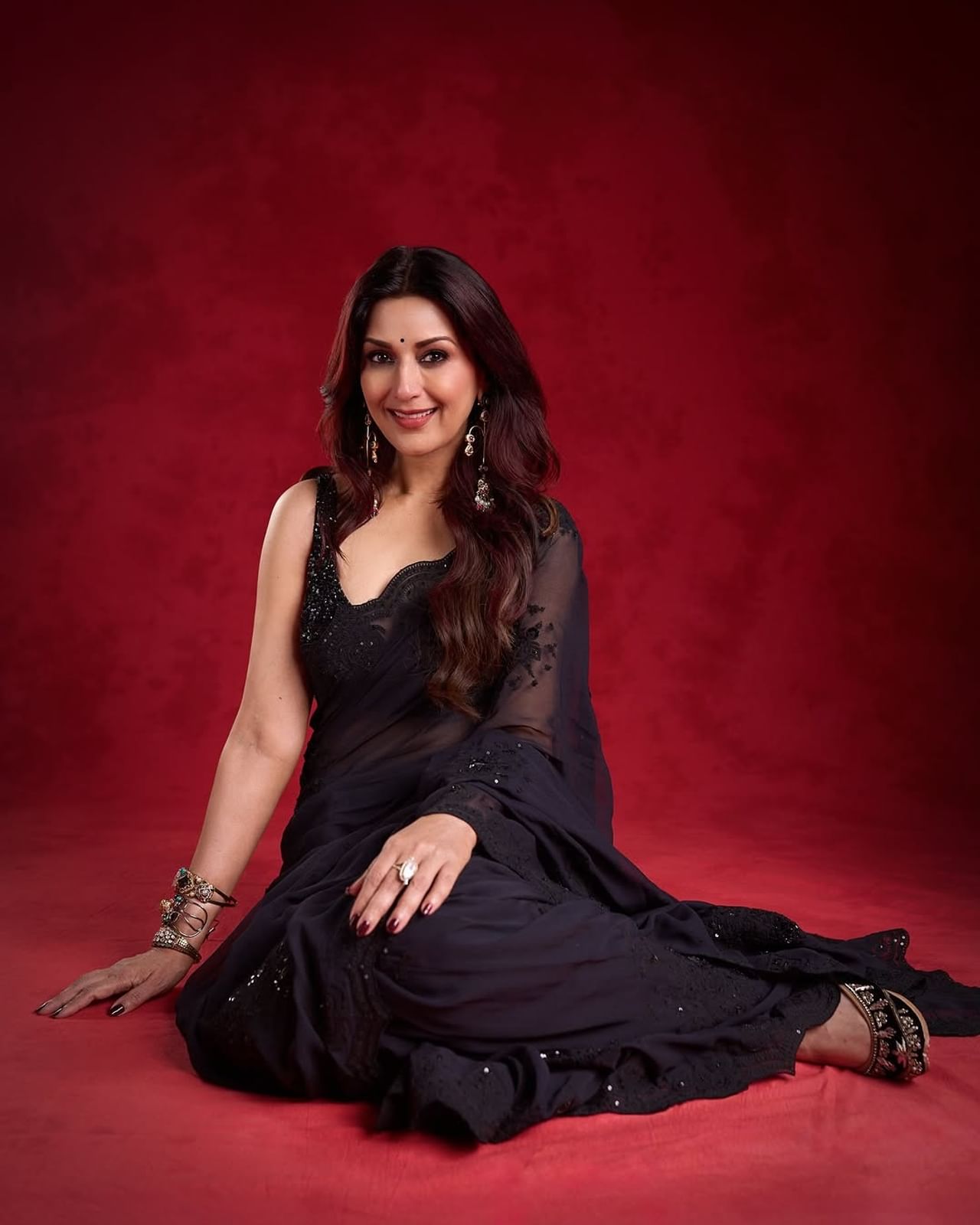 अभिनेत्री सोनाली बेंद्रे हिला आज कोणत्याच ओळखीची गरज नाही. सोनाली आज बॉलिवूडपासून दूर असली तरी सोशल मीडियावर कायम सक्रिय असते. आता देखील सोनाली हिने काही फोटो पोस्ट केले आहेत, ज्यामध्ये अभिनेत्री प्रचंड क्लासी दिसत आहे.