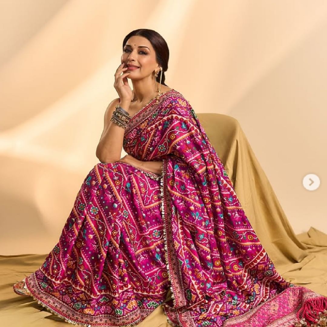 सोशल मीडियावर अभिनेत्री कायम सक्रिय असते. सोशल मीडियावर सोनालीच्या चाहत्यांची संख्या देखील फार मोठी आहे. चाहत्यांच्या संपर्कात राहण्यासाठी अभिनेत्री कायम स्वतःचे फोटो आणि व्हिडीओ सोशल मीडियावर पोस्ट करत असते. 